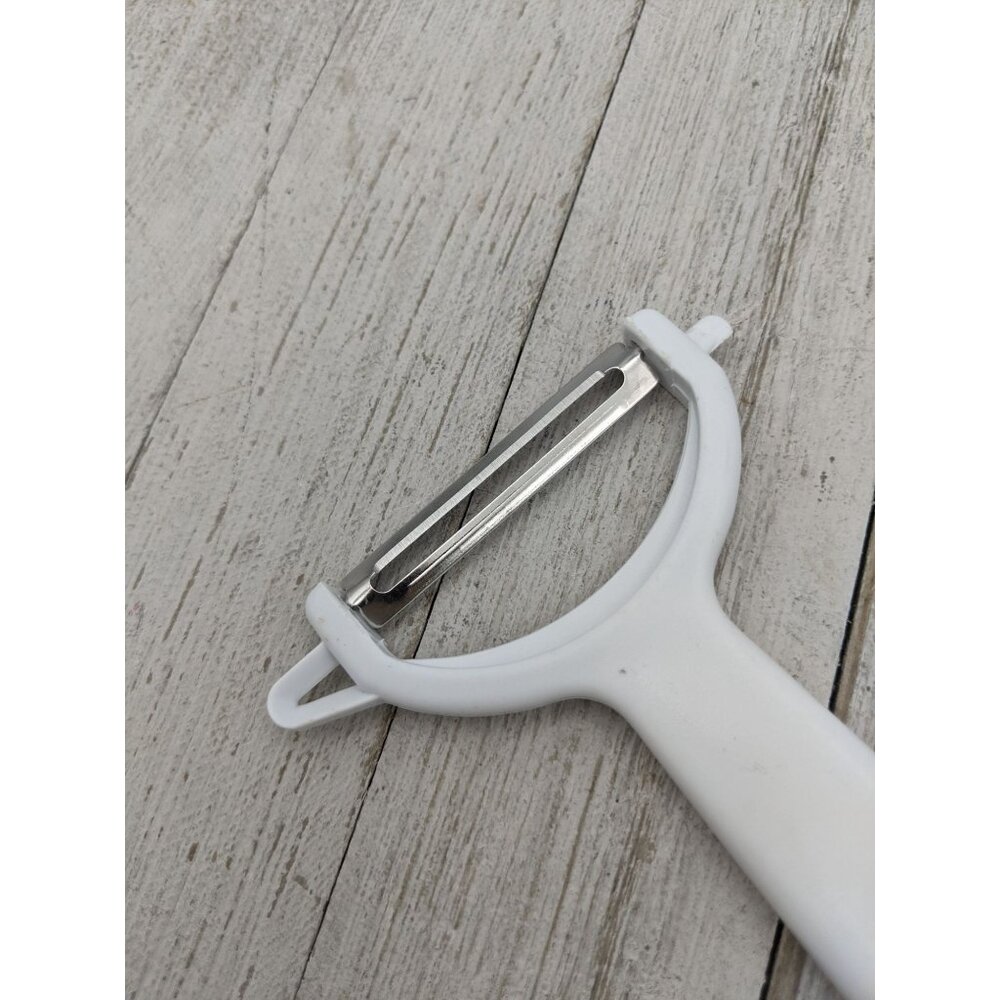 Stainless Steel Floating Blade Vegetable Potato Peeler White Handle 6" - Picture 6 of 7
